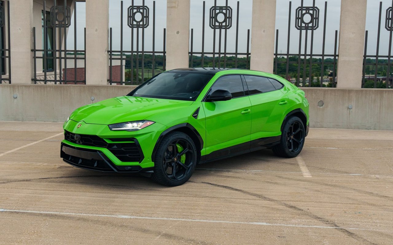 Lamborghini Urus (Green) rental in Orland Park, photo of the actual car